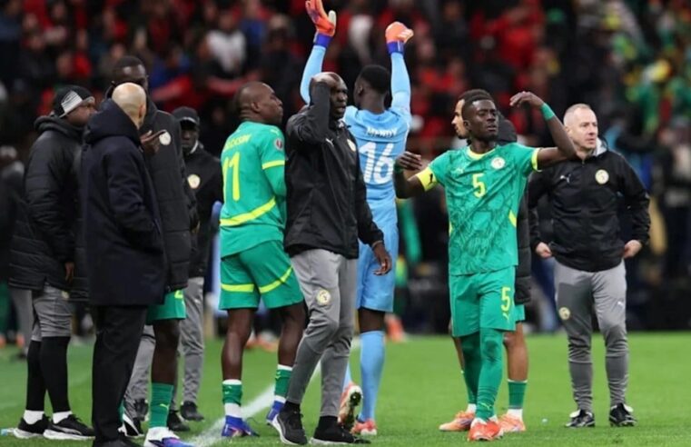 La CAF retire la coupe au Sénégal, provoquant un tollé dans le football africain.
