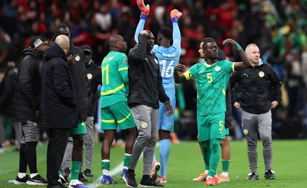 La CAF retire la coupe au Sénégal, provoquant un tollé dans le football africain.