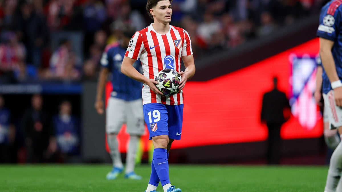 The factor that could steer Julian Alvarez towards PSG over Barcelona