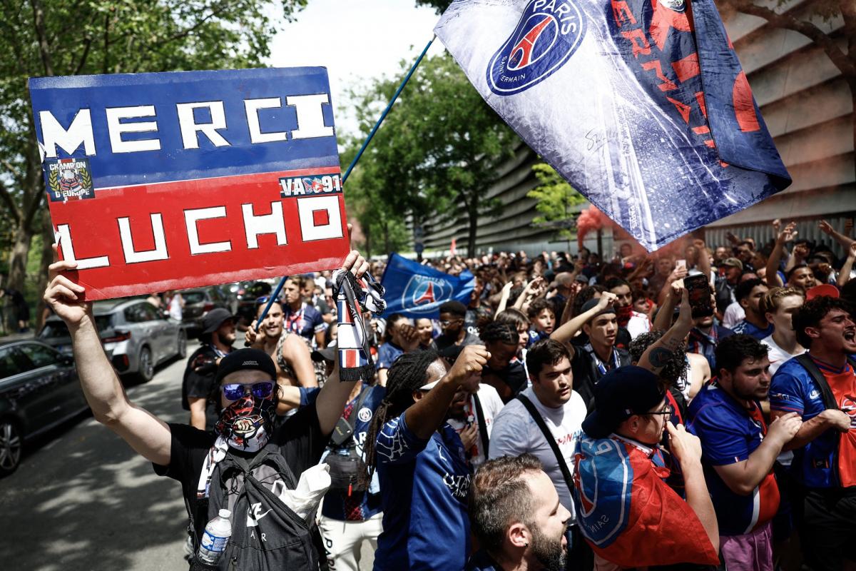 Paris supporters gather early for psg arsenal champions league final hype