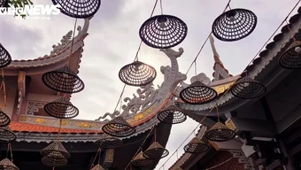 Les 12 mystérieuses inscriptions anciennes dissimulées derrière la statue de Bouddha en saillie dans un temple de Gia Lai.