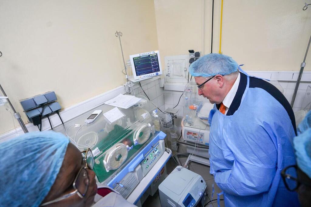 UNFPA Deputy Executive Director Andrew Saberton in a medical setting in Chad