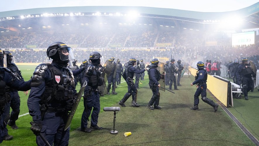 Heavy police presence at Stade de la Beaujoire ahead of feared disturbances