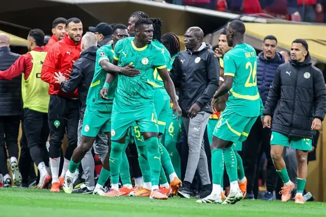 L'équipe du Sénégal en colère contre l'arbitre Jean-Jacques Ndala pour avoir accordé un penalty en fin de match après consultation du VAR lors de la finale de la Coupe d'Afrique des nations opposant le Sénégal au Maroc au stade Prince Moulay Abdellah, le 18 janvier 2026 à Rabat, au Maroc.