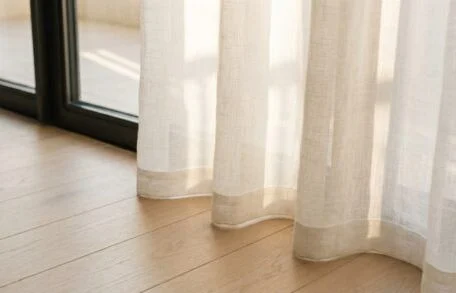 Fini les rideaux qui touchent le sol : en 2026, les décorateurs coupent tous au même endroit et la différence se voit immédiatement
