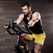 Le choix d'un vélo elliptique à moins de 500 € peut vous aider à perdre du poids ou à améliorer votre condition physique&nbsp;© romanolebedev,&nbsp;Adobe Stock