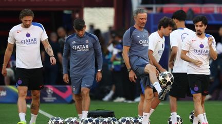 Luis Enrique speaking to PSG players ahead of the Champions League final in Budapest