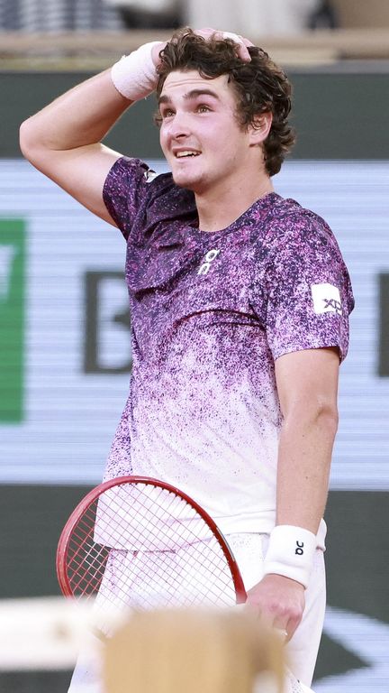 Le prodige brésilien de 19 ans Joao Fonseca n'en revient pas : il vient de renverser son idole, la légende Novak Djokovic, au 3e tour de Roland-Garros, le 29 mai 2026. (JEAN CATUFFE / AFP)