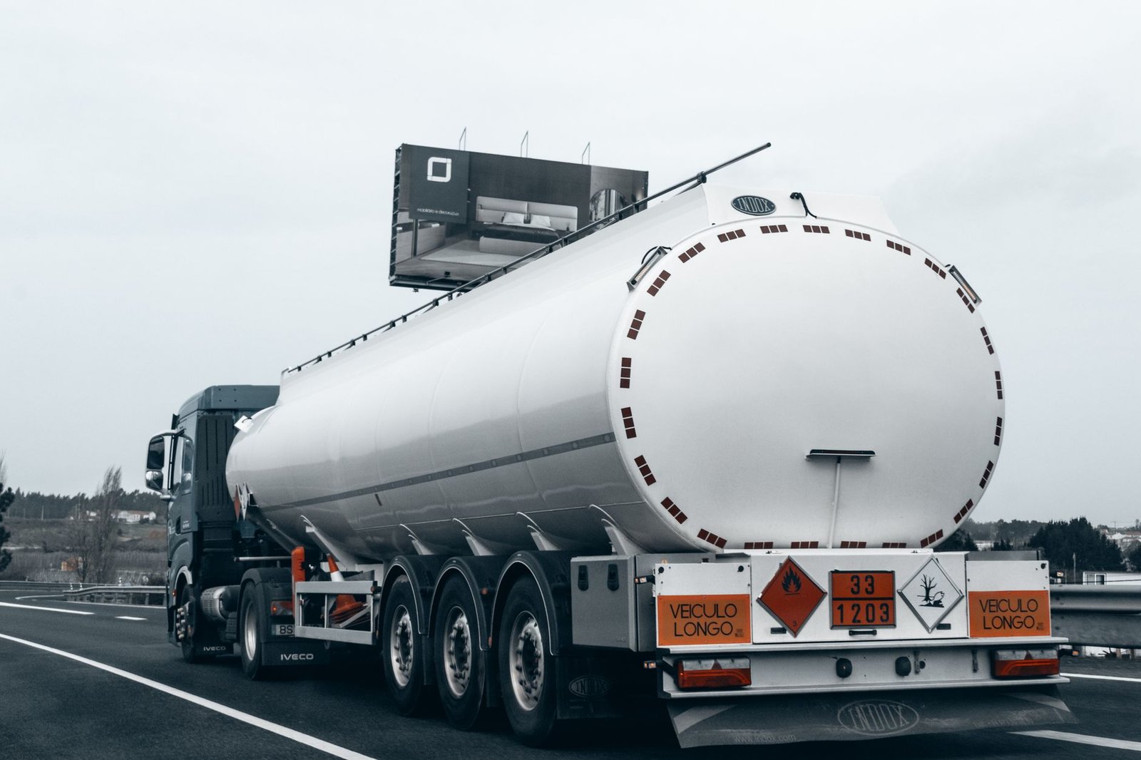 Mali : un Convoi de 950 Camions-Citernes Arrive à Bamako Amidst Énergie Étouffée