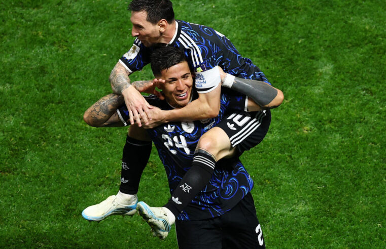 Argentina edge past England to set up world cup final clash