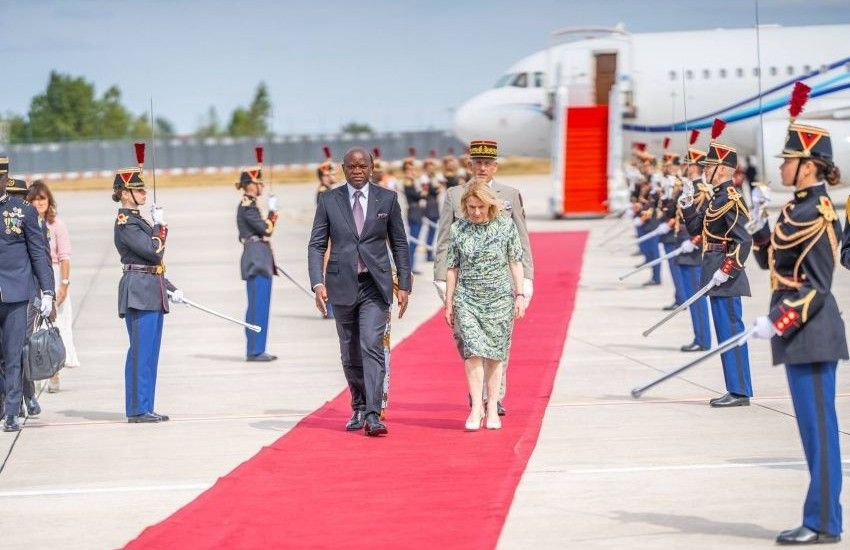President Oligui Nguema of Gabon and French Minister of Culture during a bilateral meeting