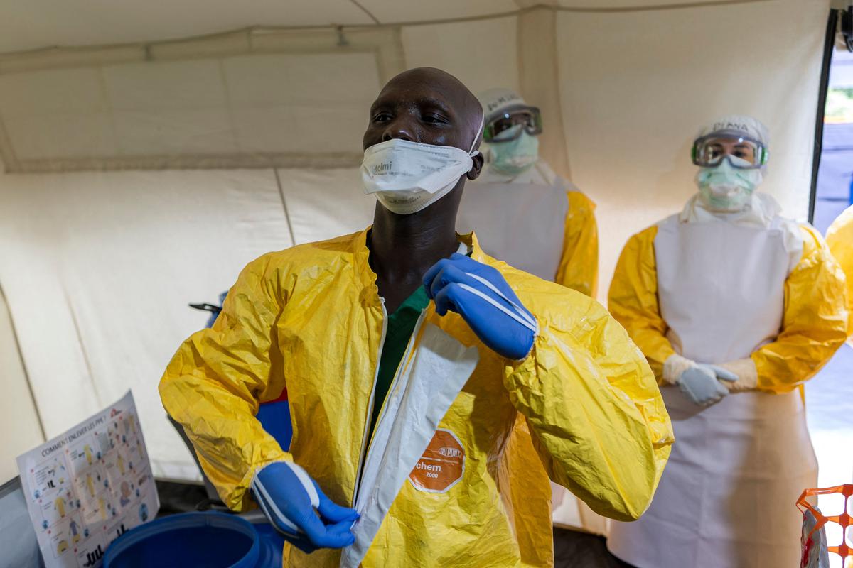 Who chief visits dr Congo amid surge in ebola cases